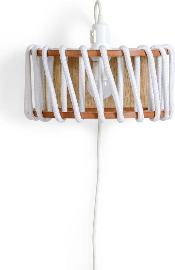 Bílá nástěnná lampa s dřevěnou konstrukcí EMKO Macaron