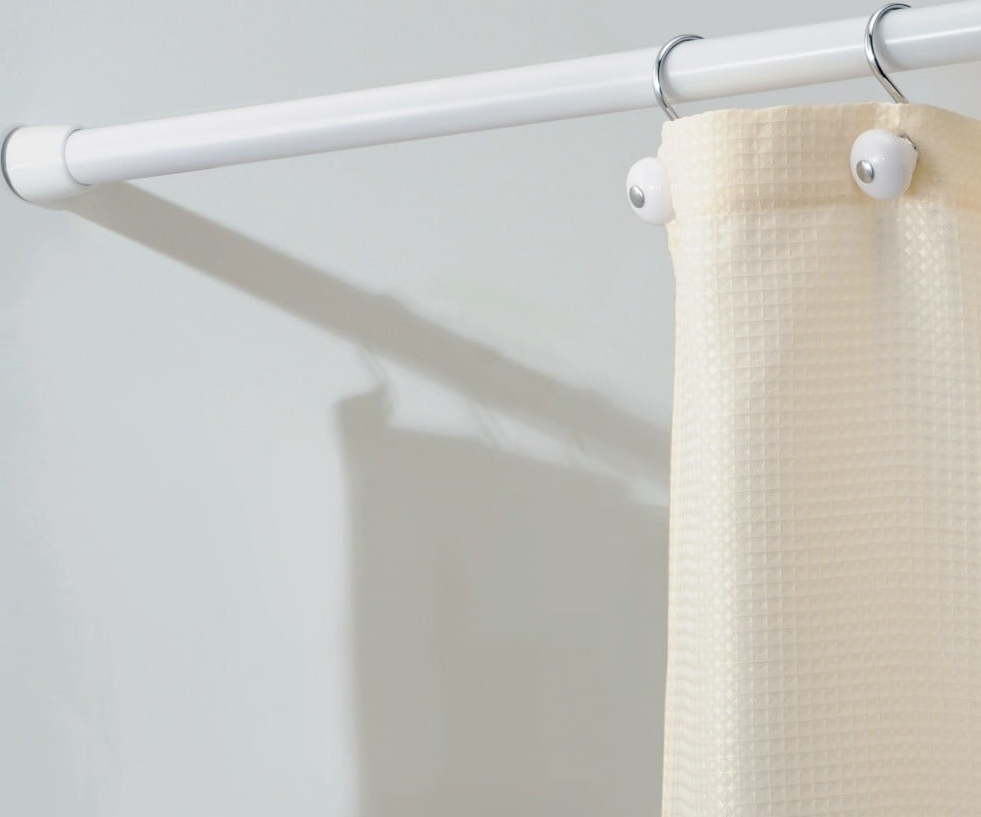 Bílá tyč na sprchový závěs s nastavitelnou délkou iDesign Cameo