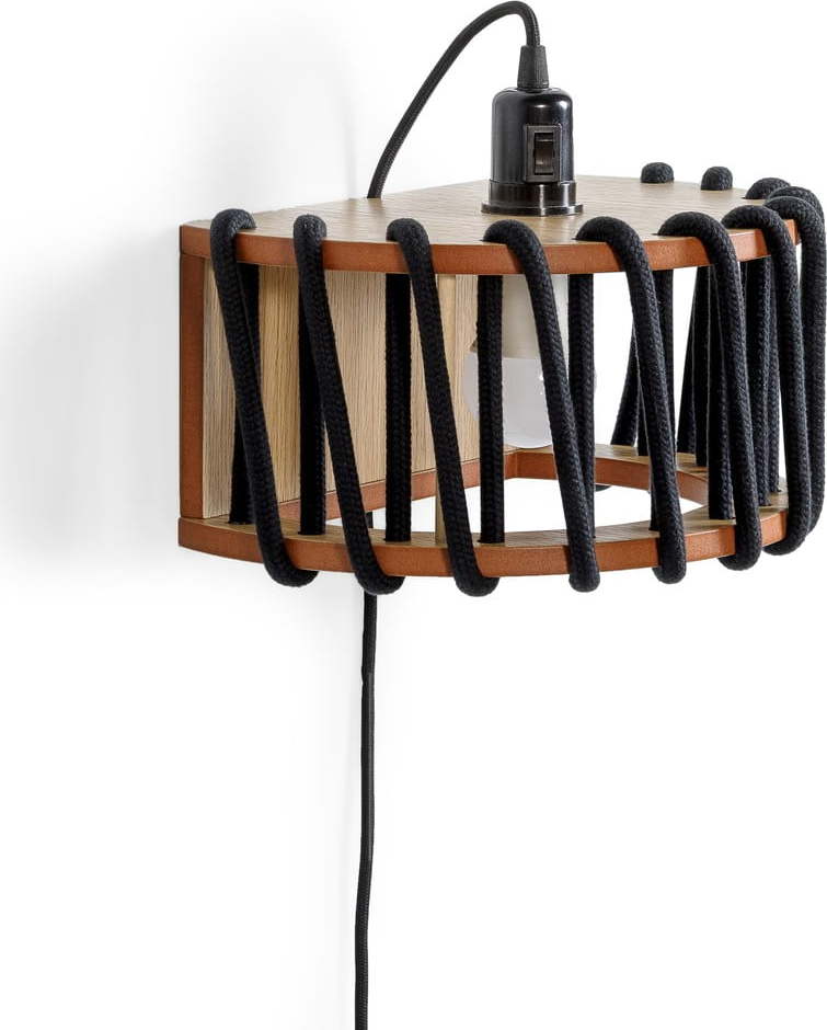 Černá nástěnná lampa s dřevěnou konstrukcí EMKO Macaron