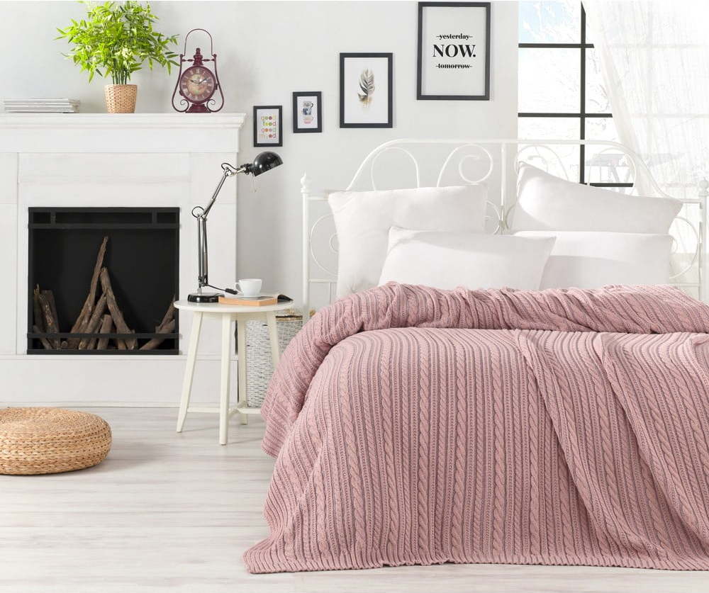 Pudrově růžový přehoz přes postel Camila