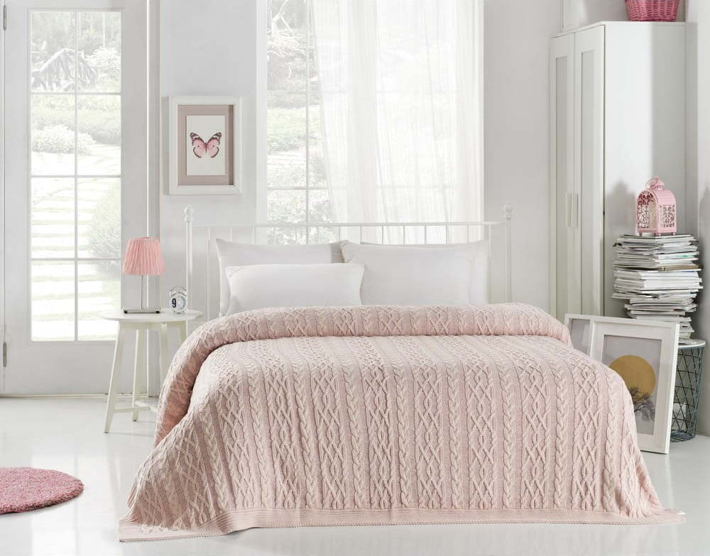 Světle růžový přehoz přes postel Knit