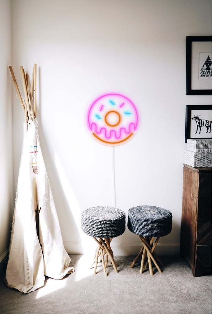 Růžová nástěnná svítíci dekorace Candy Shock Donut