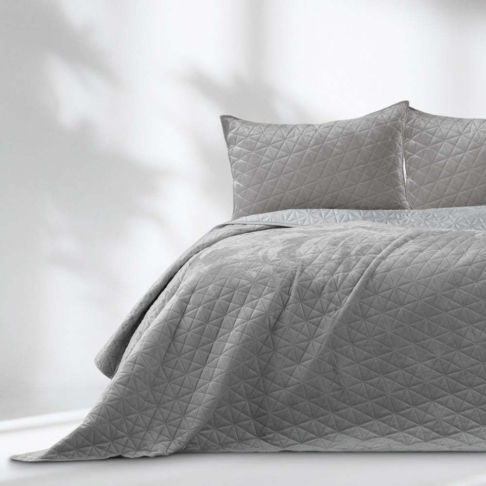 Světle šedý sametový prošívaný přehoz 170x210 cm Laila – AmeliaHome Restilo