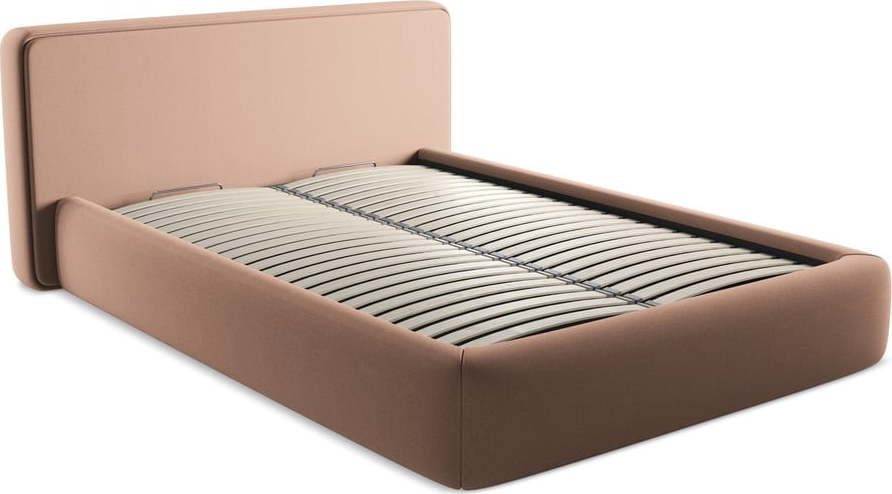 Světle růžová čalouněná dvoulůžková postel s úložným prostorem s roštem 140x200 cm Kiana – Makamii Makamii