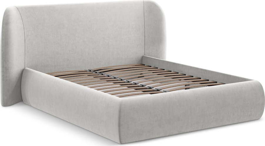 Světle šedá čalouněná dvoulůžková postel s úložným prostorem s roštem 140x200 cm Hauke – Makamii Makamii