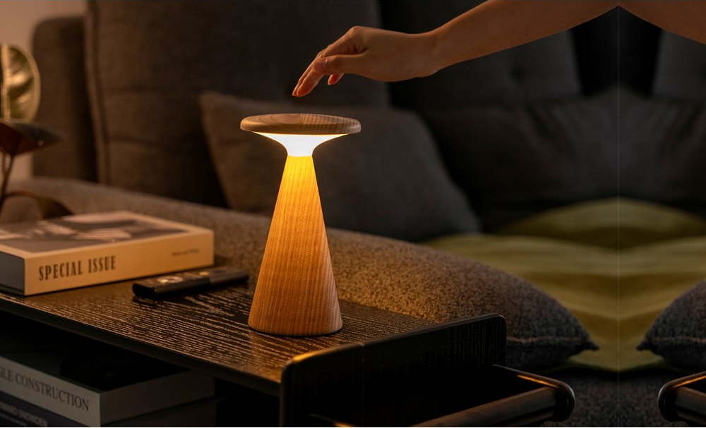LED stolní lampa v přírodní barvě s dřevěným stínidlem (výška 21 cm) Sylva – Gingko Gingko