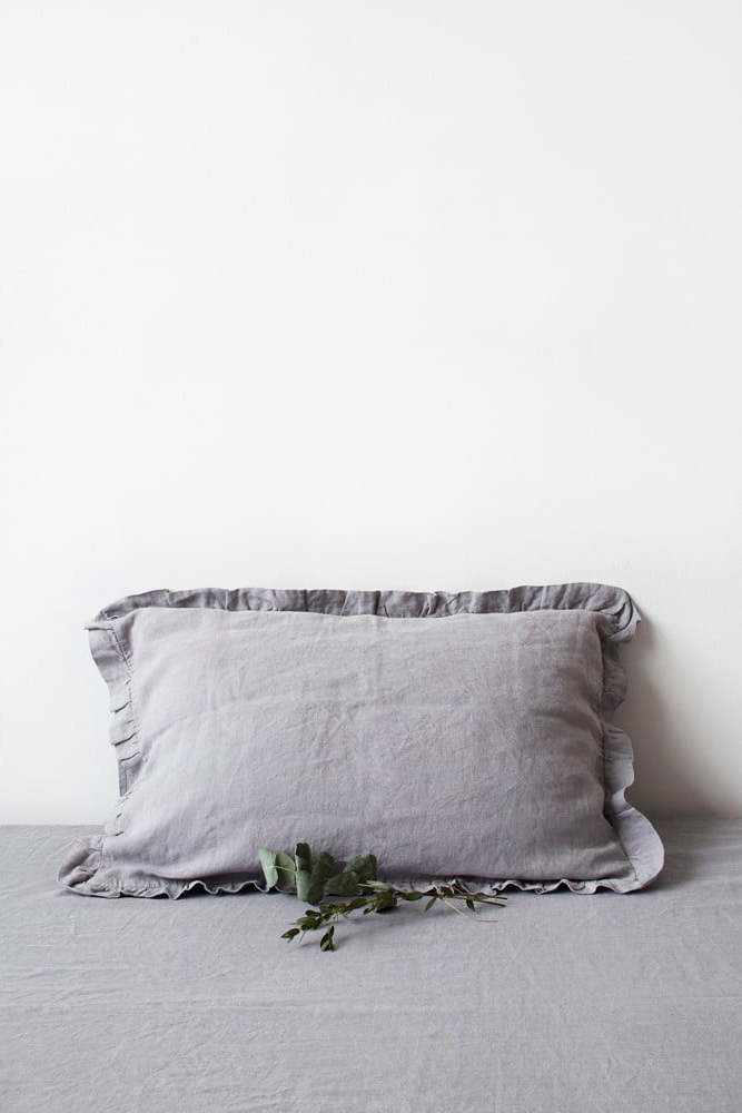 Světle šedý lněný povlak na polštář s řaseným lemem Linen Tales