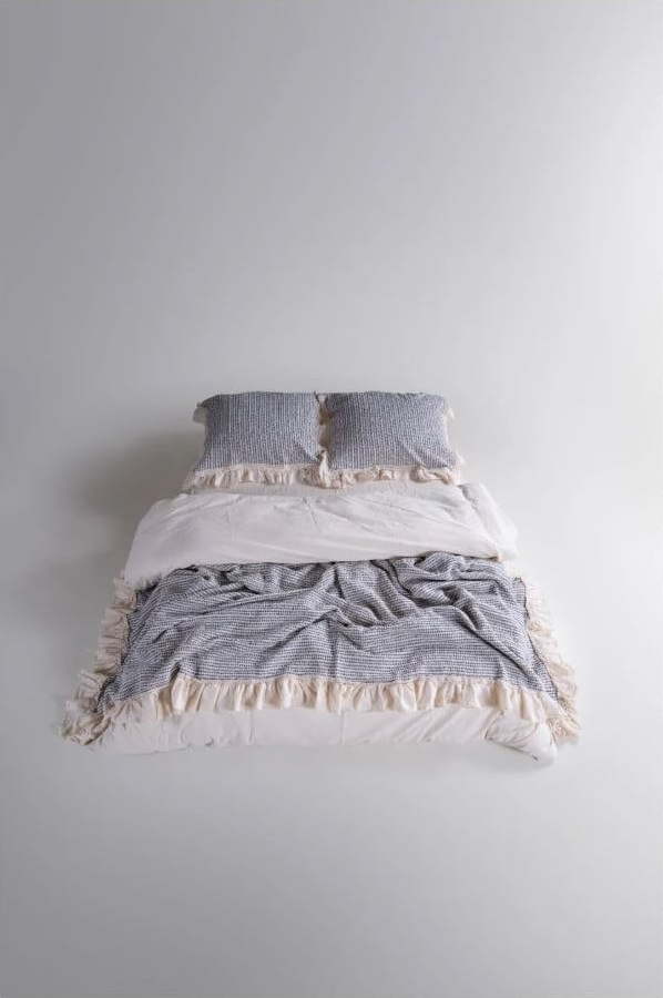 Světle šedý set přehozu a povlaku na polštář z bavlny Renforcé 180x240 cm Bella Calm Ruffle – Mila Home Luxury Mila Home Luxury