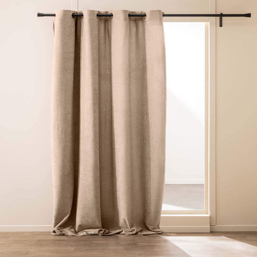 Světle hnědý závěs z materiálu bouclé 140x260 cm Winona – douceur d'intérieur Douceur d intérieur