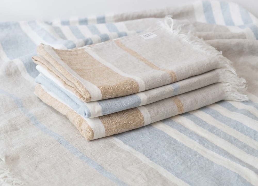 Modrá lněná plážová deka 140x170 cm Allure Stripe – Linen Tales Linen Tales